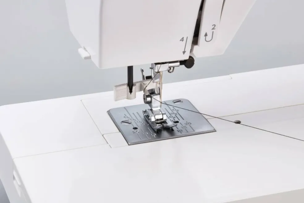 Janome 1522 Mechanical 22-Stitch Sewing Machine with Wide Sewing Bed