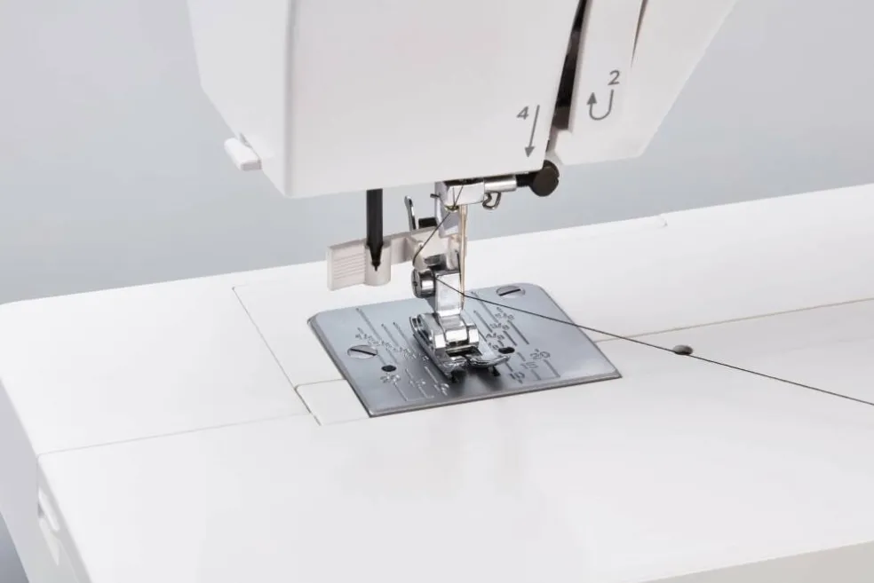 Janome 1522 Mechanical 22-Stitch Sewing Machine with Wide Sewing Bed