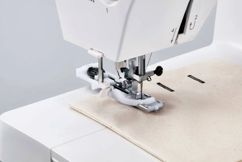 Janome 1522 Mechanical 22-Stitch Sewing Machine with Wide Sewing Bed
