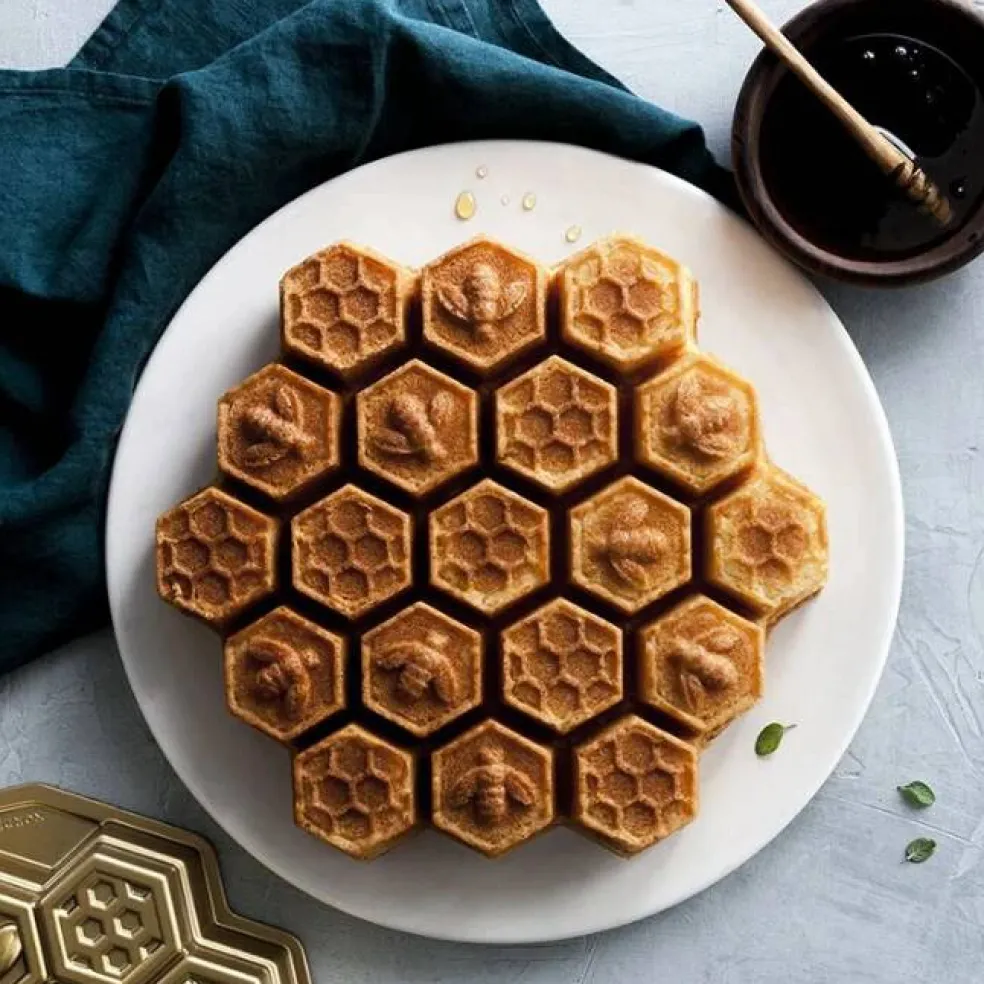 Nordic Ware Honeycomb Pull a part Cake Pan