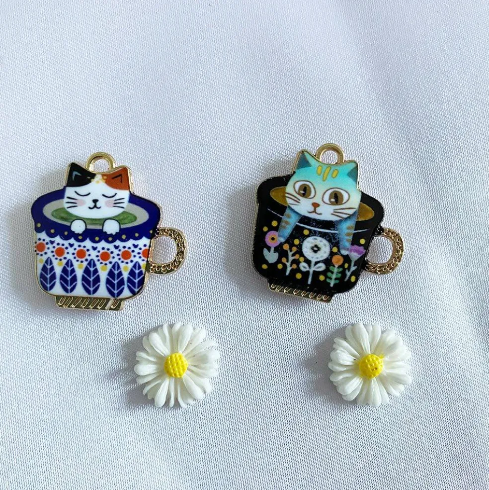 2 Pieces Needle Minder Cartoon Cup Cat Cute Needle Holders Magnet for Modern Cross Stitch Embroidery Accessories