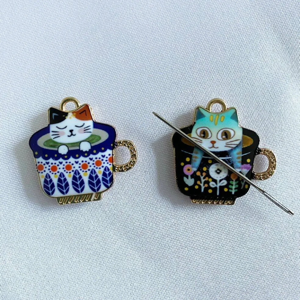 2 Pieces Needle Minder Cartoon Cup Cat Cute Needle Holders Magnet for Modern Cross Stitch Embroidery Accessories