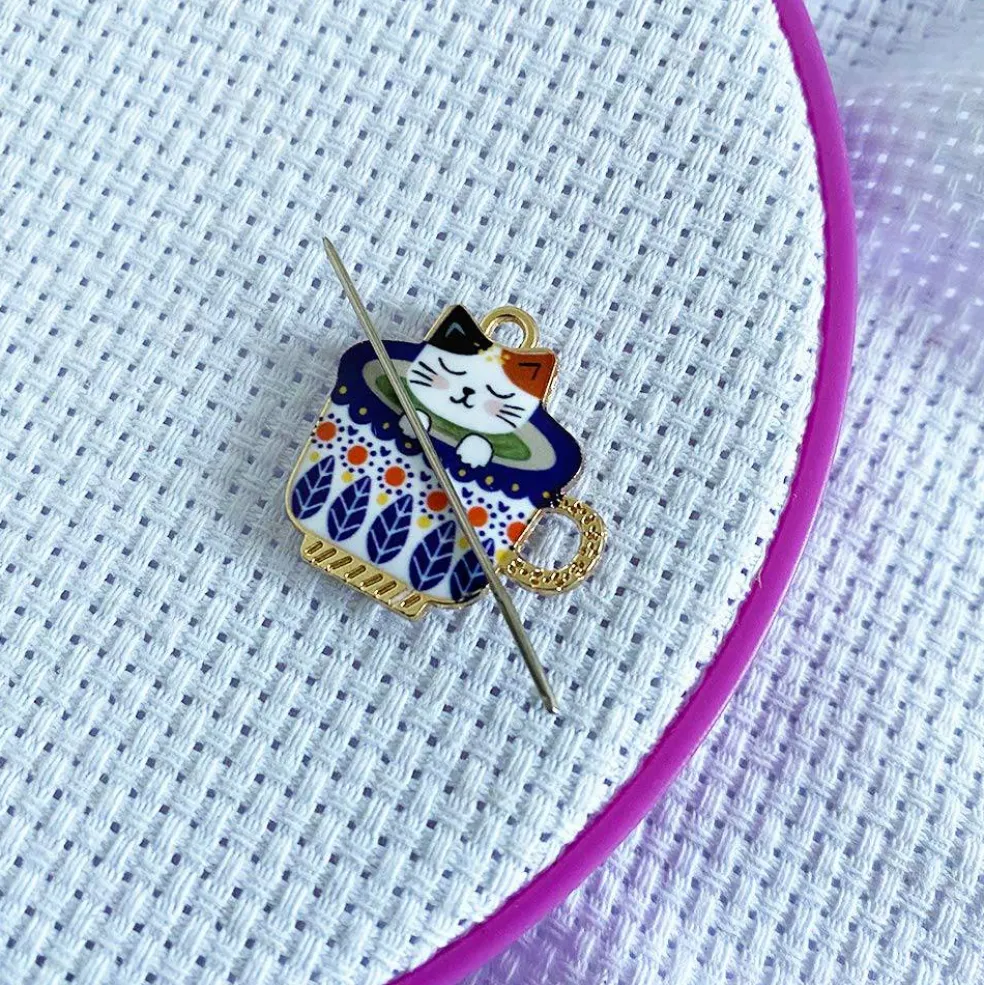 2 Pieces Needle Minder Cartoon Cup Cat Cute Needle Holders Magnet for Modern Cross Stitch Embroidery Accessories
