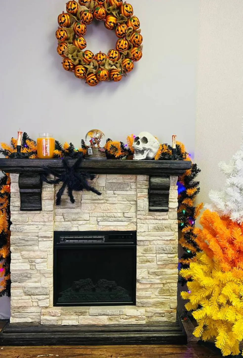 Tree Buddees Halloween Garland with Lights 9 Foot Long Black and Orange Pre-lit LED Mantle Decoration